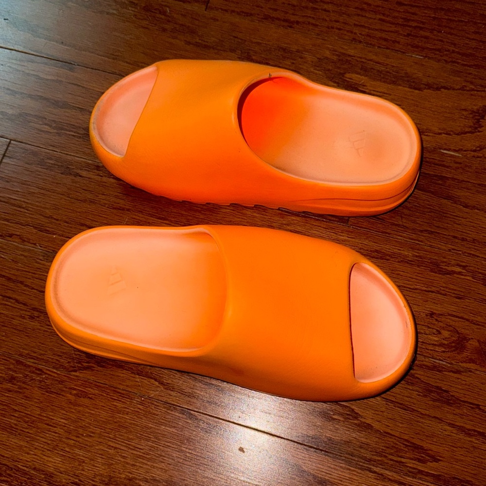Kids Yeezy slides “Enflame Orange” Size 7 - worn